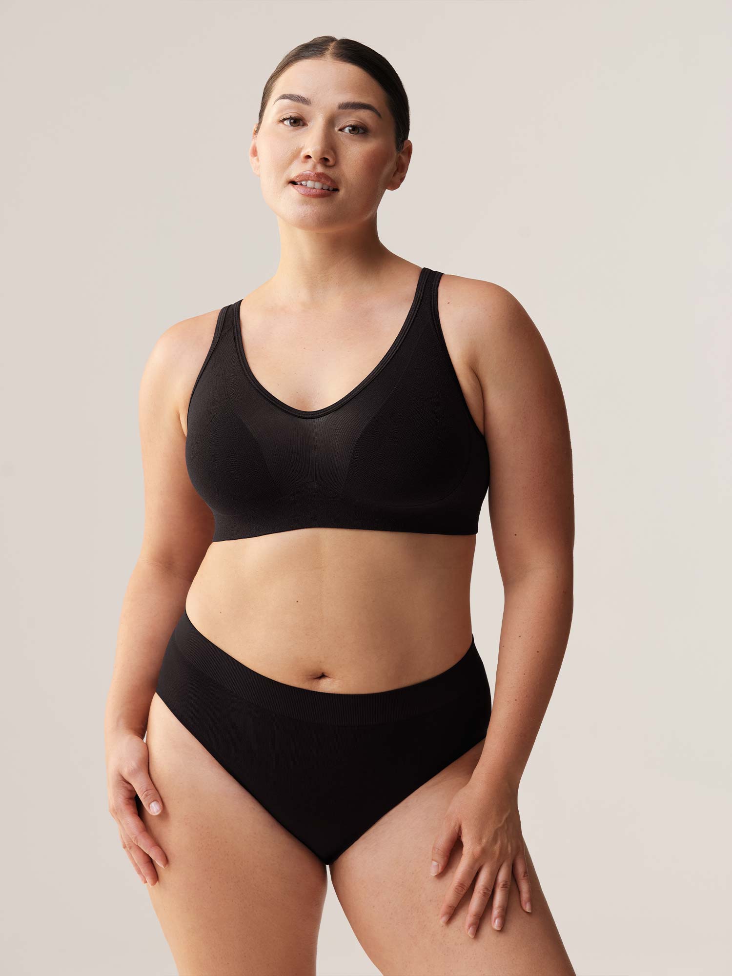 Vooraanzicht van model in de zwarte Soft Revolt Lara BH met bijpassende naadloze slip