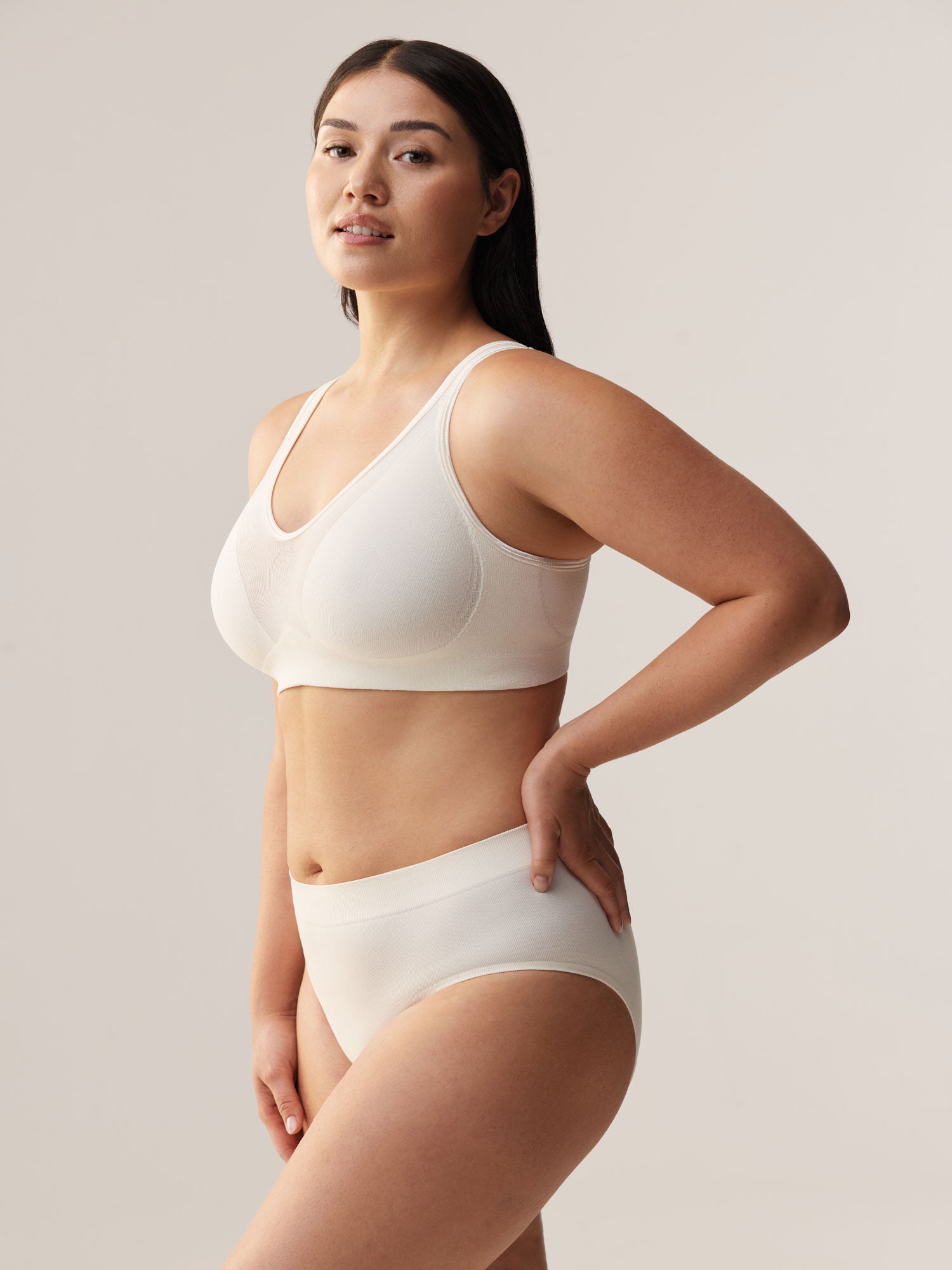 Driekwart vooraanzicht van de naadloze Soft Revolt Lara BH Off White voor low-impact sport en een grote cupmaat