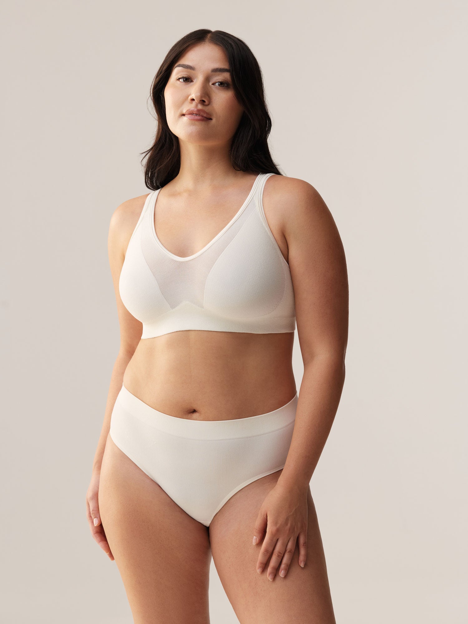 Vooraanzicht van de ondersteunende beugelloze Soft Revolt Lara BH Off White voor actieve dagen en een grote cupmaat