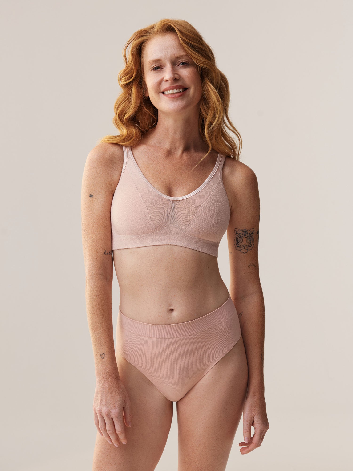 Vooraanzicht van de Soft Revolt Lara BH Soft Pink gedragen door model Elize been voor een grote cupmaat 