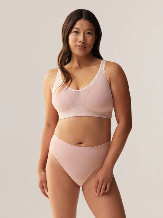 Vooraanzicht van de ondersteunende beugelloze Soft Revolt Lara BH Soft Pink voor actieve dagen en een grote cupmaat