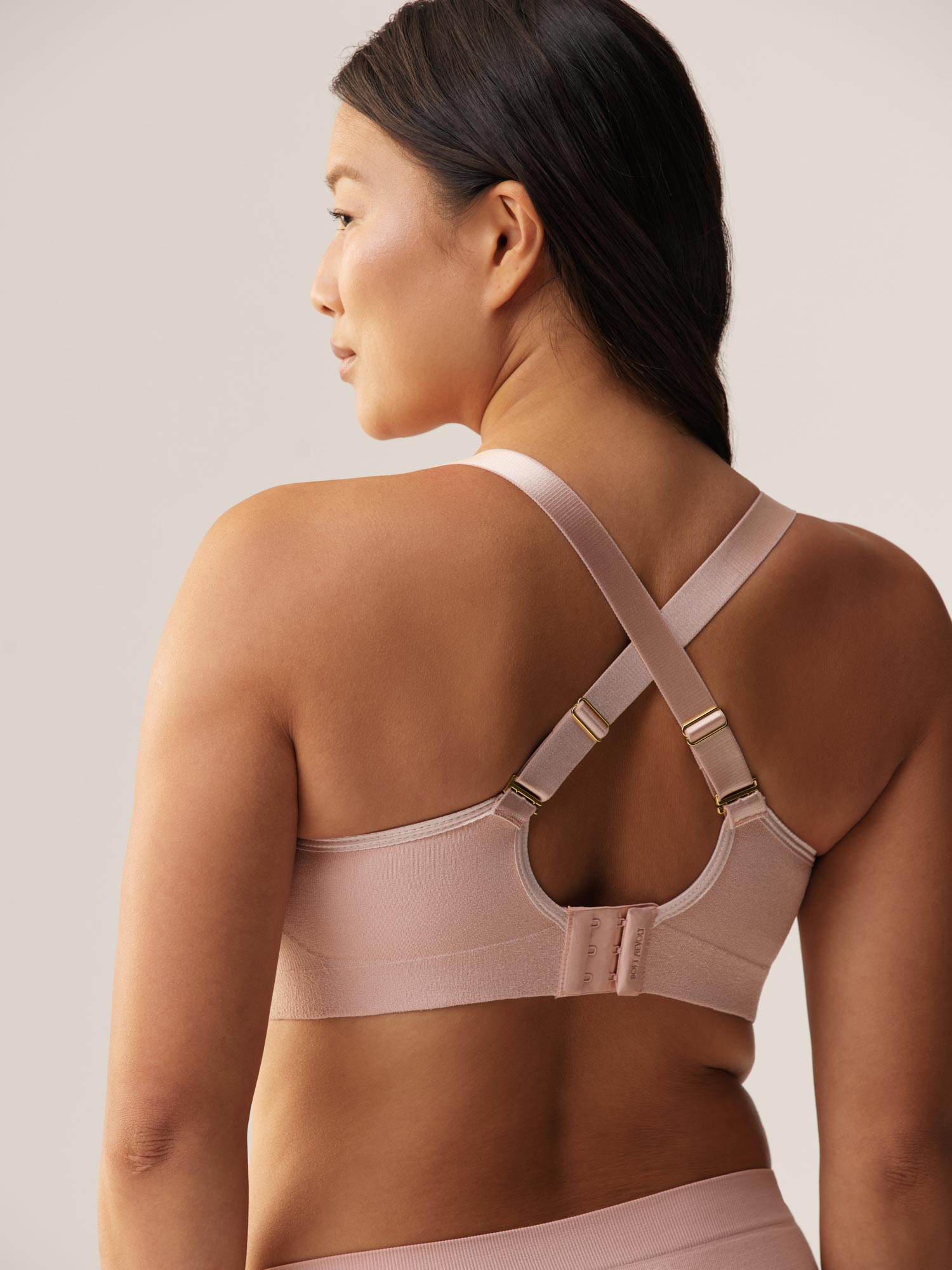 Rugaanzicht van de Soft Revolt Lara BH Soft Pink met gekruiste racerback bandjes voor actieve dagen en een grote cupmaat