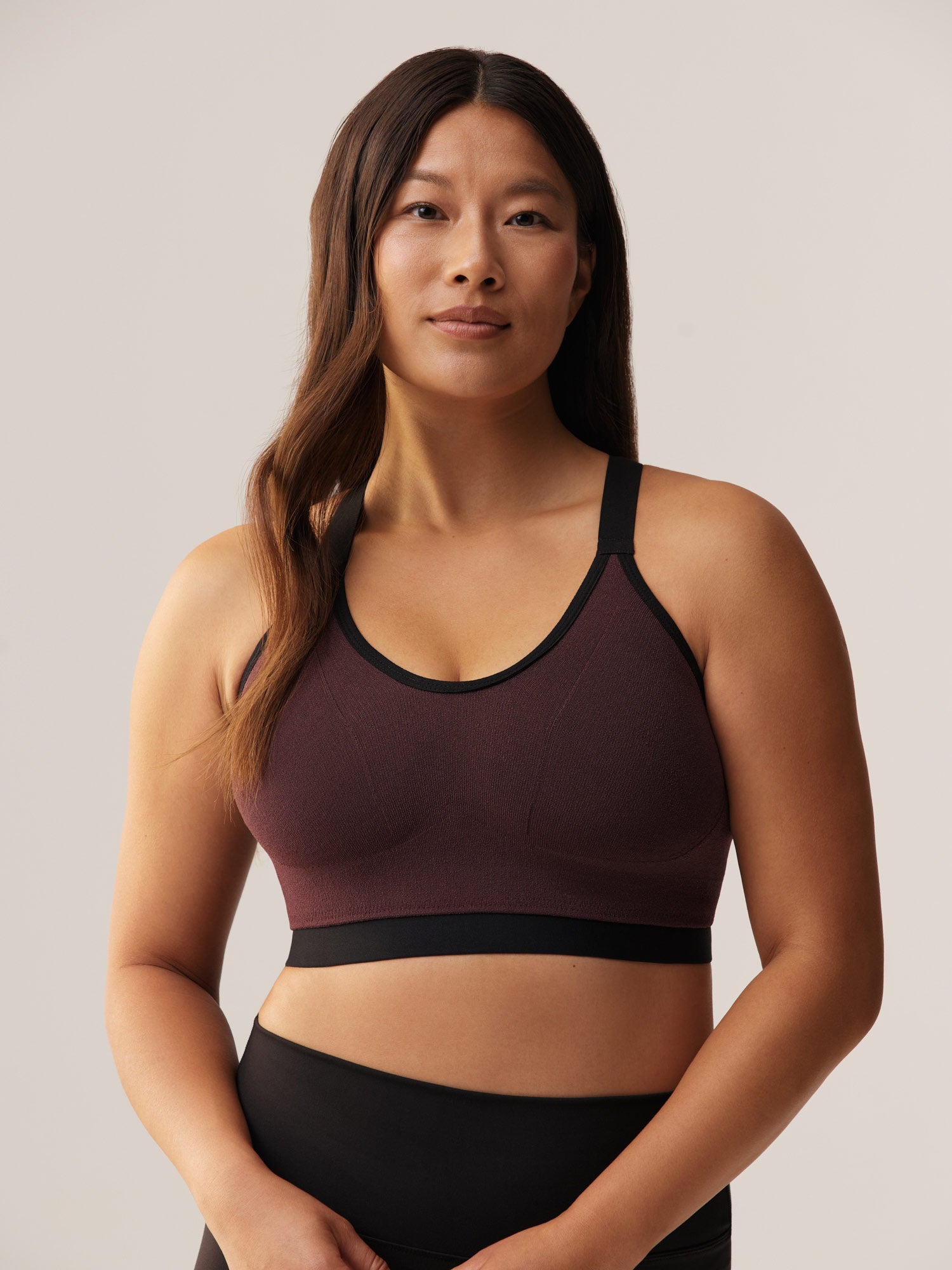 Vooraanzicht van de Soft Revolt Milou Active Bra in de kleur Dark Cherry. Een donkerrode high support sport-bh met zwarte details en een brede onderband