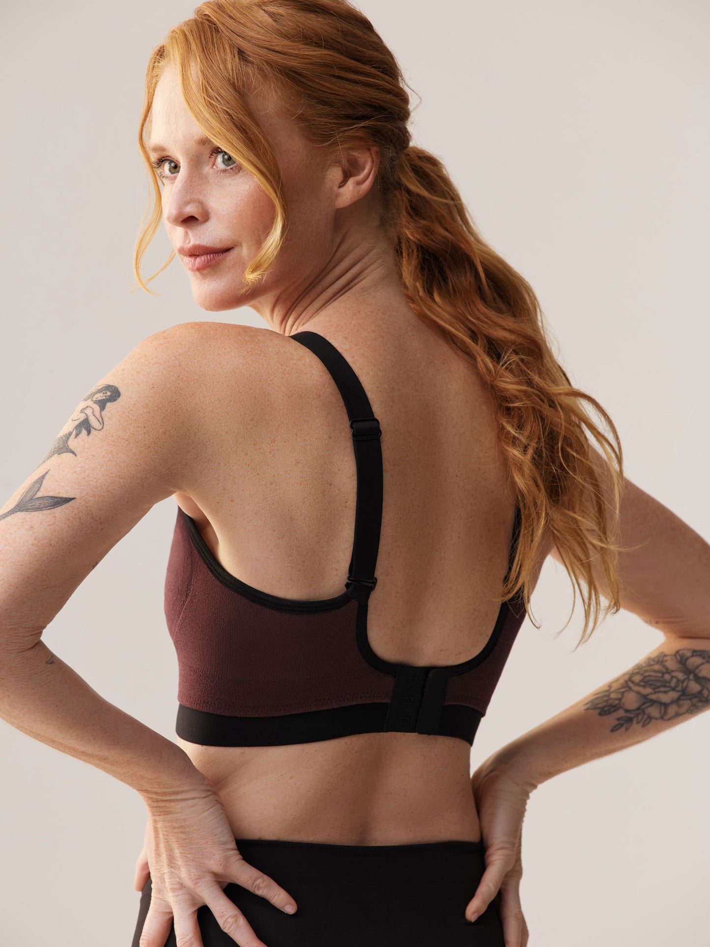 Greenfluencer Elize Been toont de achterkant van de Soft Revolt Milou Active Bra met rechte schouderbanden: een ondersteunende, beugelloze sport-bh met brede onderband